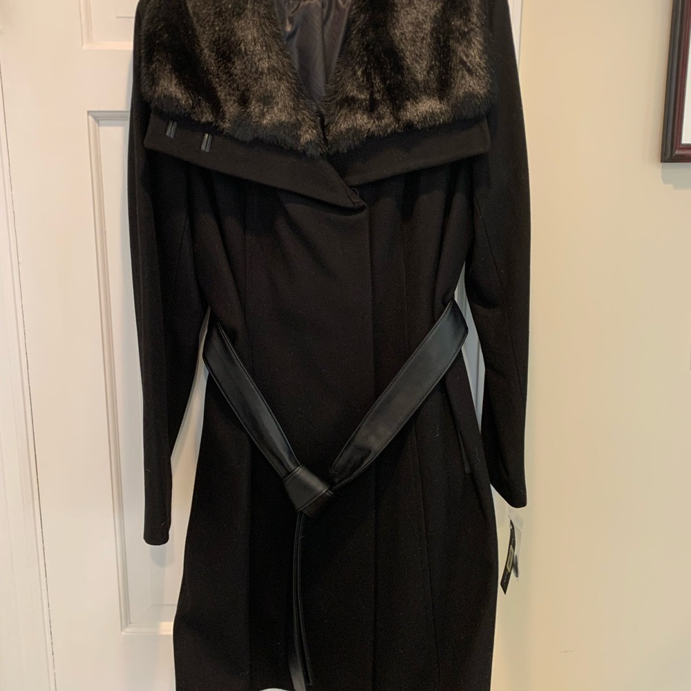 Chic Black Coat with Faux Fur Collar